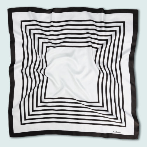 Šilkinė skarelė Verona su švelniais rudos ir kreminės spalvų dryželiais, natūralaus šilko aksesuaras.