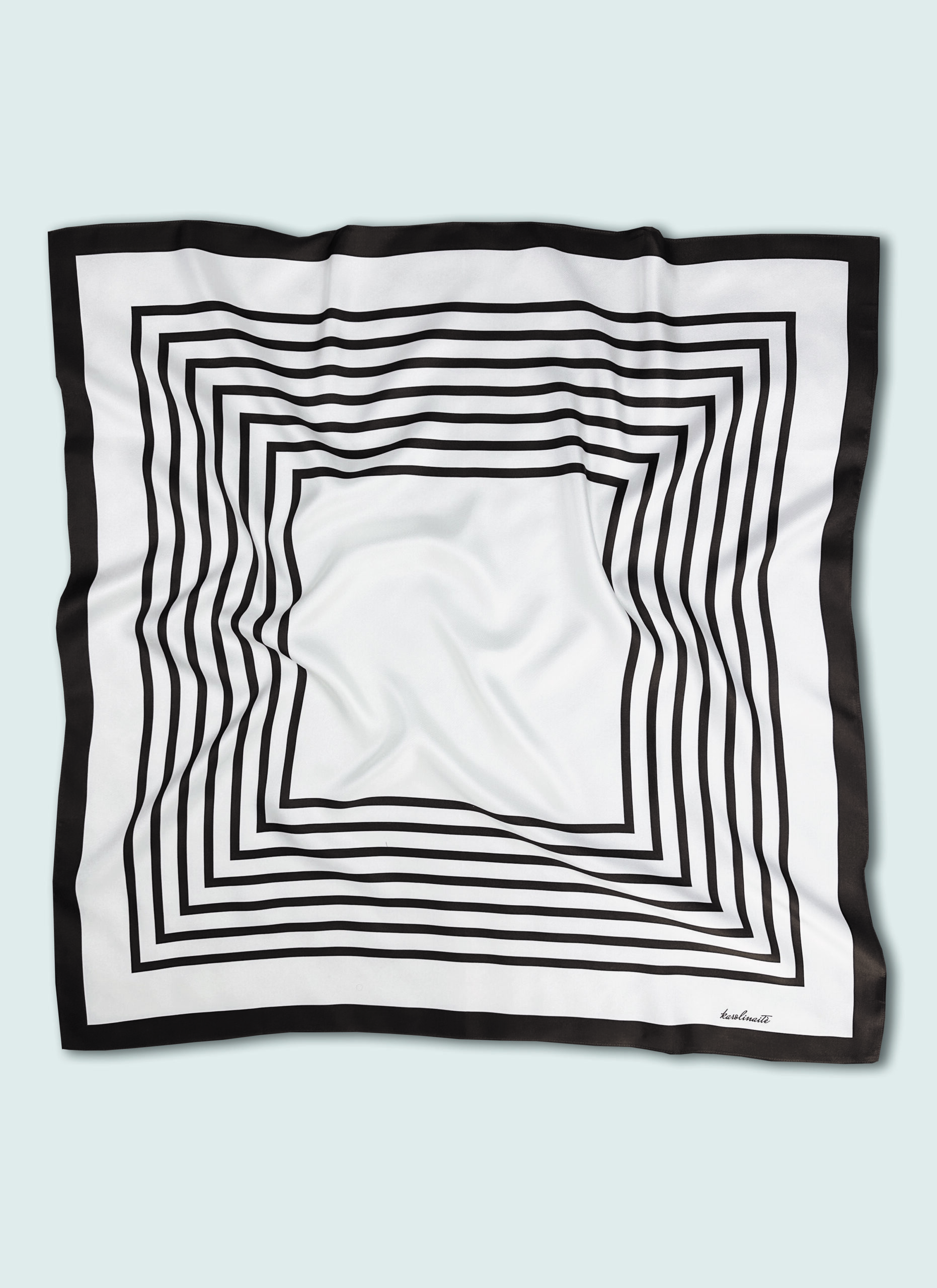 Verona šilkinė skarelė – rudos ir kreminės spalvų dryželių elegancija Šilkinė skarelė Verona su švelniais rudos ir kreminės spalvų dryželiais, natūralaus šilko aksesuaras.