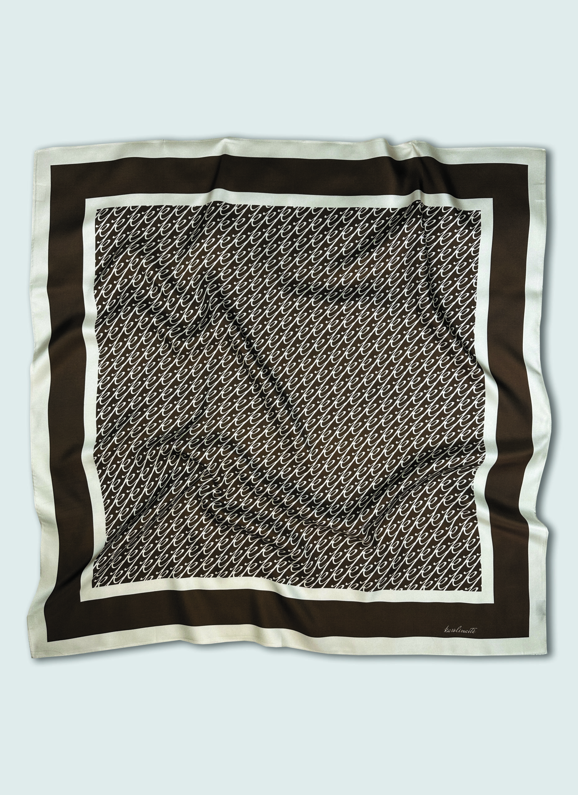 Oxford šilkinė skarelė – monogramos raštas ir šilti rudi tonai Oxford šilkinė skarelė – monogramos raštas ir šilti rudi tonai