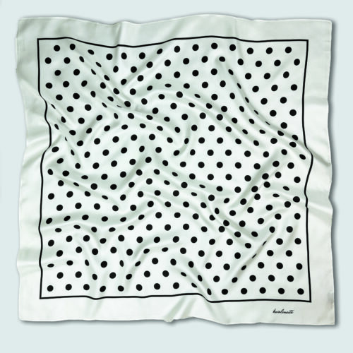 Šilkinė skarelė Vienna su šviesiu taškelių raštu, elegantiškas natūralaus šilko aksesuaras.