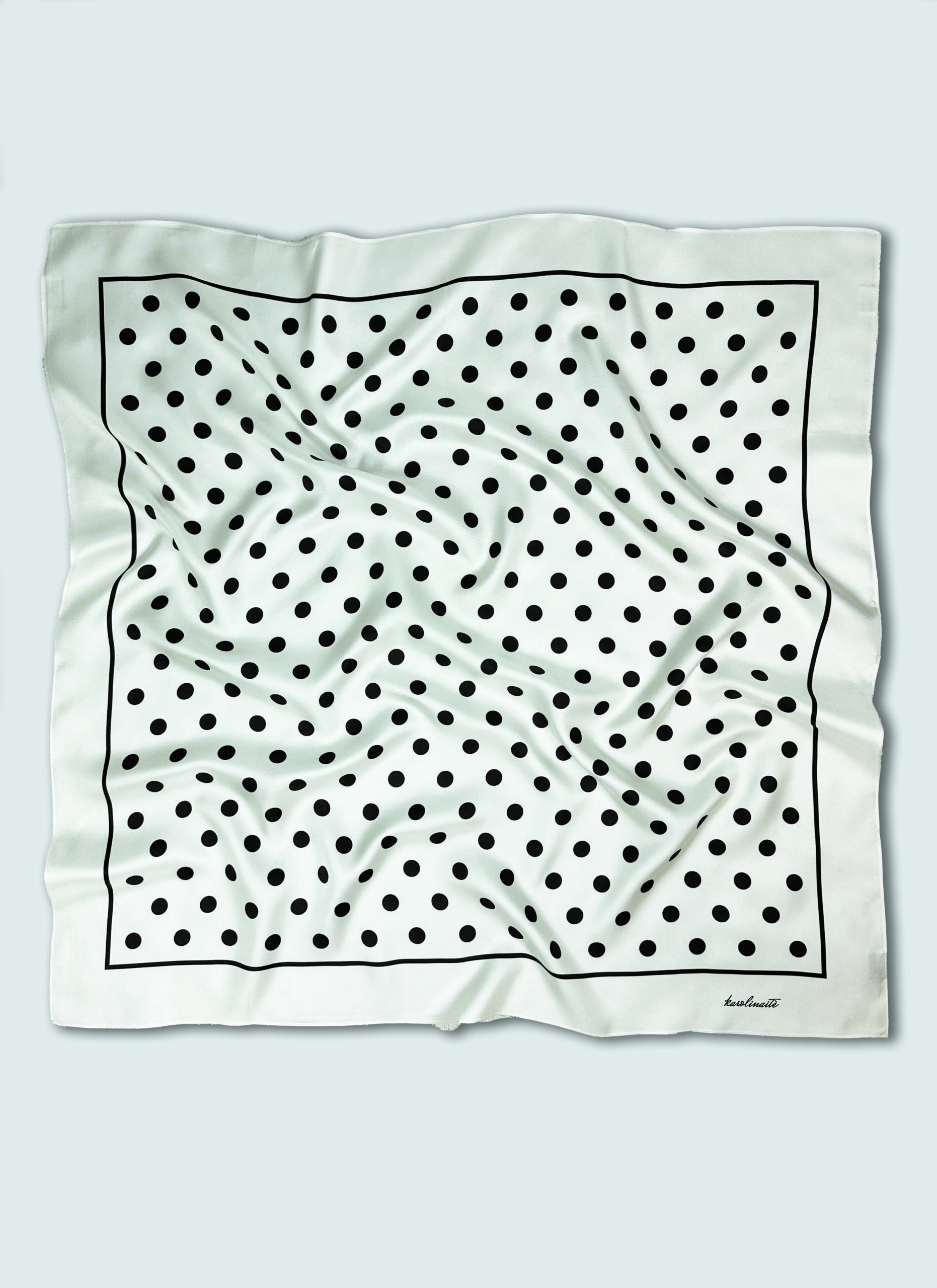 Vienna šilkinė skarelė – šviesus taškelių raštas ir elegantiškas dizainas Šilkinė skarelė Vienna su šviesiu taškelių raštu, elegantiškas natūralaus šilko aksesuaras.