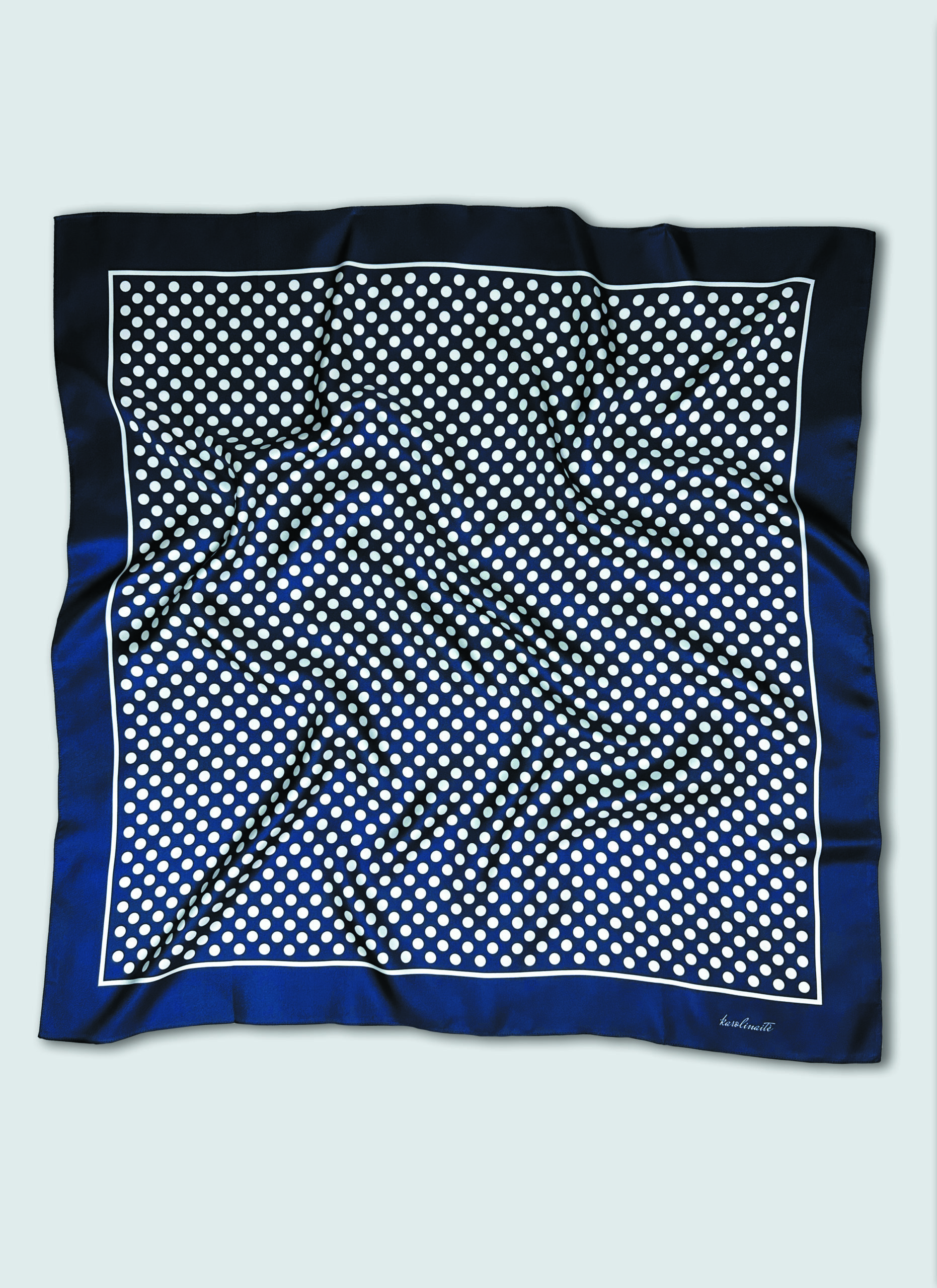 Marseille šilkinė skarelė – tamsiai mėlyna taškuota klasika Šilkinė skarelė tamsiai mėlyna su taškeliais, Skarelė iš natūralaus šilko. Su žirneliu raštu.